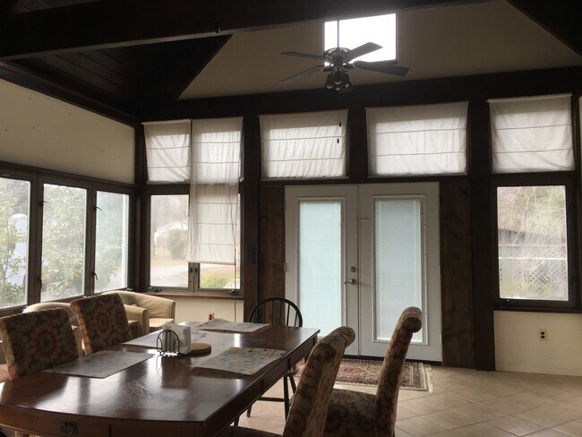 Building Photo - 8174 Forest Glen Dr