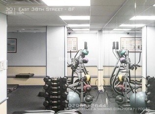 Foto del edificio - 301 E 38th St