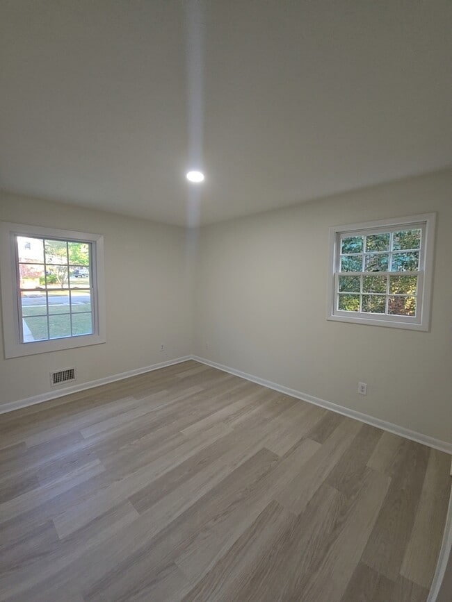 Building Photo - 2347 Greenway Dr