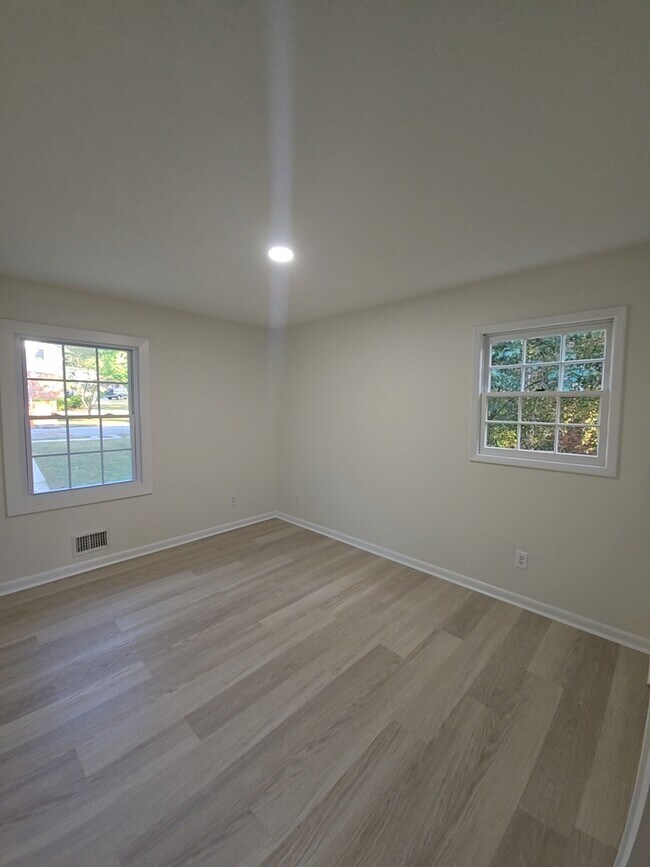Foto del edificio - 2347 Greenway Dr