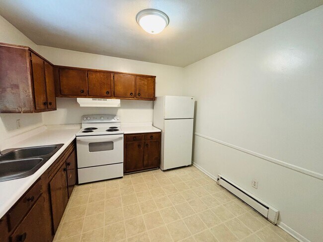 Building Photo - 2 Bedroom, 1 Bath Apartment