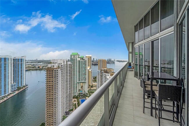 Building Photo - 495 Brickell Ave