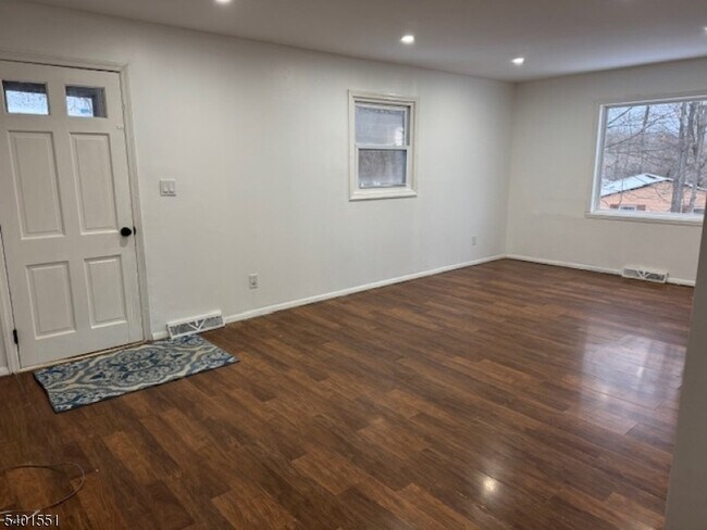 Foto del edificio - 59 Lakeview Dr