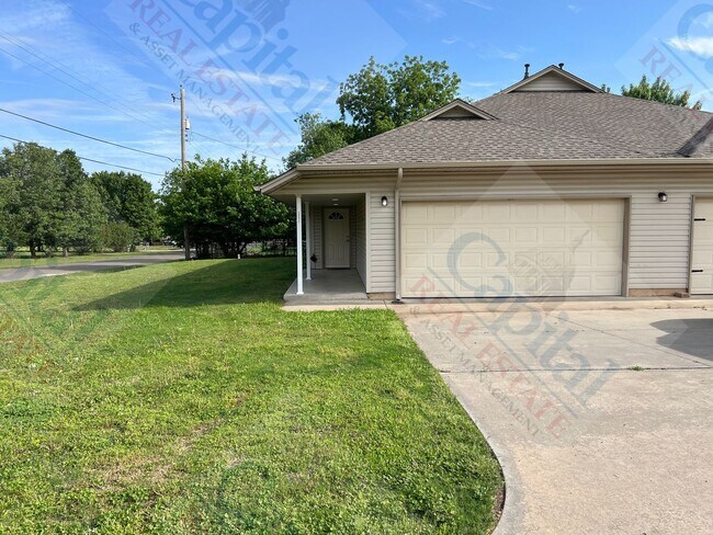 Building Photo - Spacious Duplex in Harrah