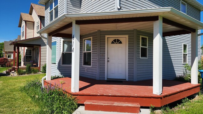 Building Photo - Beautiful House with Yard and Pets Considered