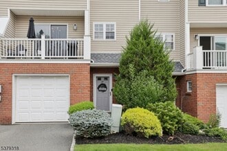 Building Photo - 28 Castle Dr