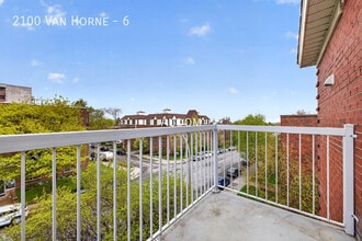 Building Photo - 2100 Av. Van Horne