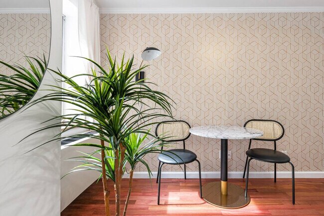 Building Photo - 209 W 20th St