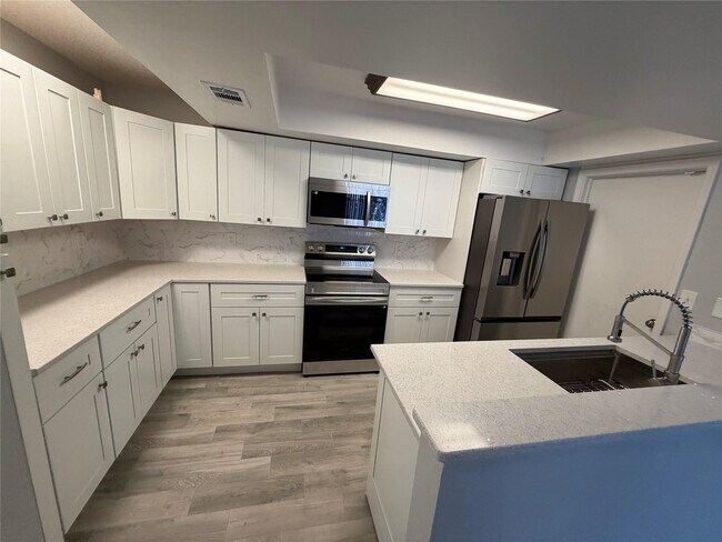 Foto del edificio - 6522 Harbour Rd