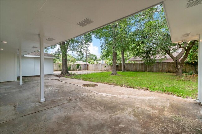 Foto del edificio - 214 Whispering Oaks Dr