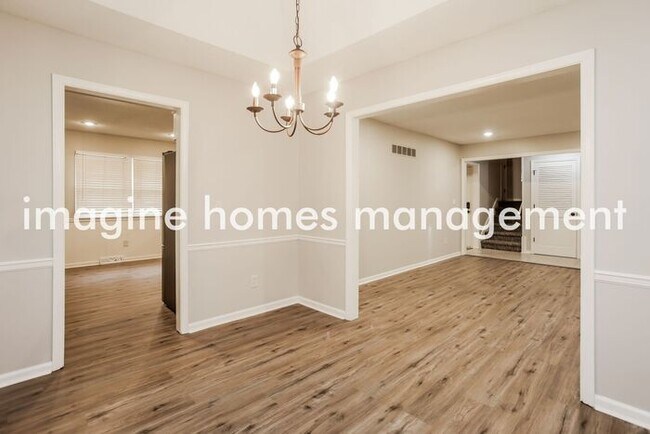 Building Photo - Wonderfully Renovated 4 bed 2 baths Home i...