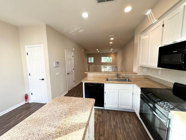 Foto del edificio - Perfect Shape Downtown Livermore Townhome ...