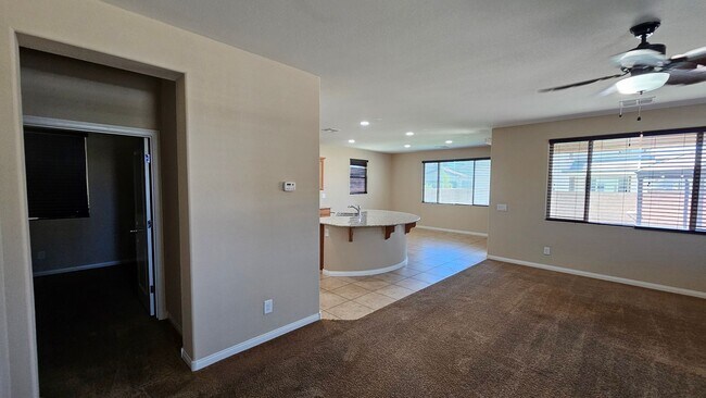 Foto del edificio - Large 4 bedroom in gated Stetson Trails Community