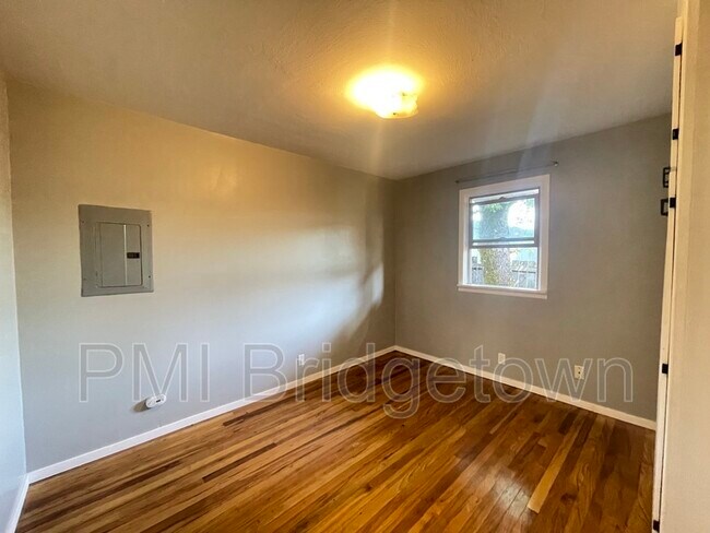 Foto del edificio - 12344 SE Bush St