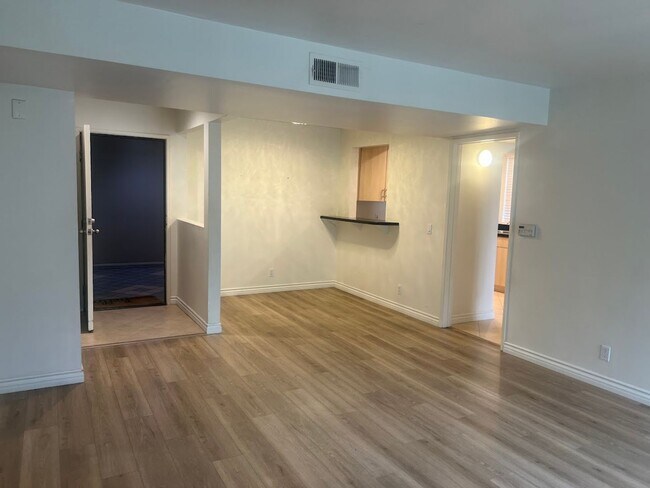 Foto del edificio - Spacious 2 Bedroom, 2 Bathroom, Canoga Par...