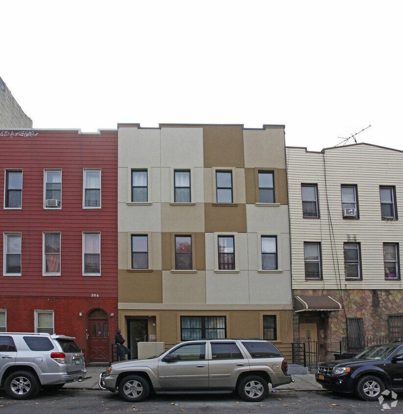 Building Photo - 202 Scholes St