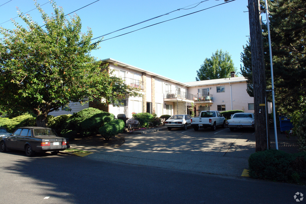 Primary Photo - Lloyd Court