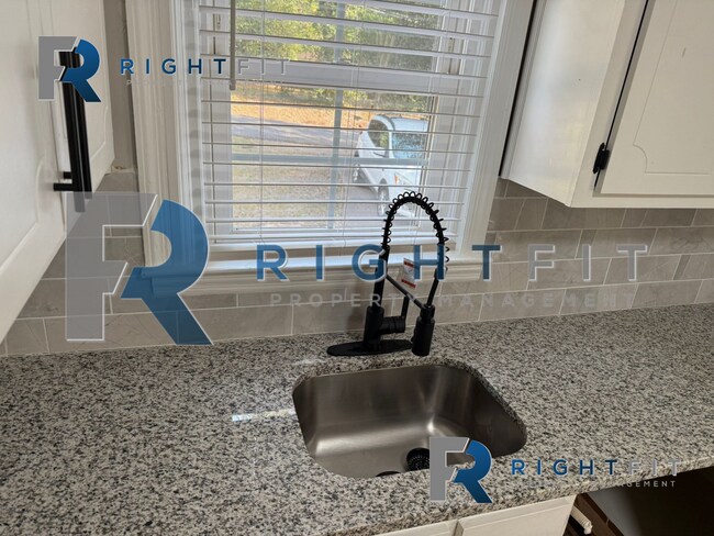 Foto del edificio - Beautiful Corner Lot Home