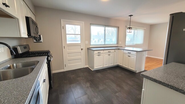 Building Photo - 1128 E Paddock Dr
