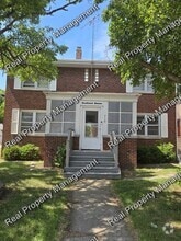 Building Photo - 650 E 4th St