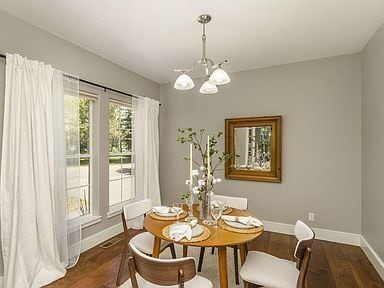 Foto del edificio - This light filled & charming home in a convenient location!