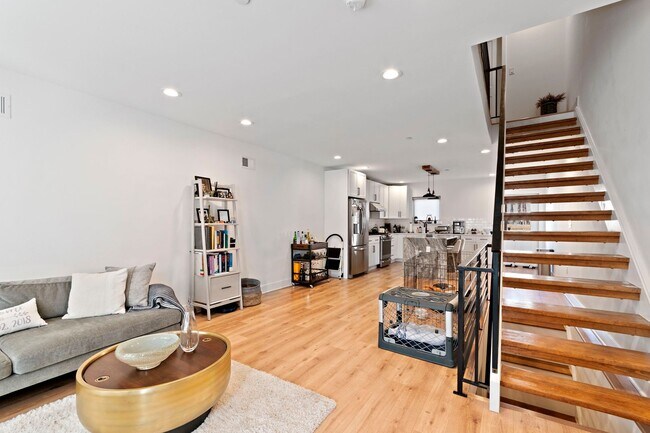 Foto del edificio - STUNNING 3 bed/ 3 bath available now!