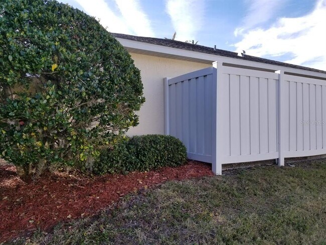 Building Photo - 1865 Shoreland Dr