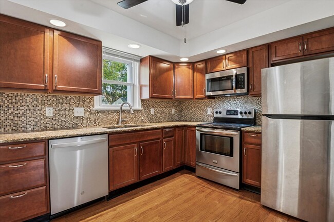 Building Photo - 206 Decalb Ave