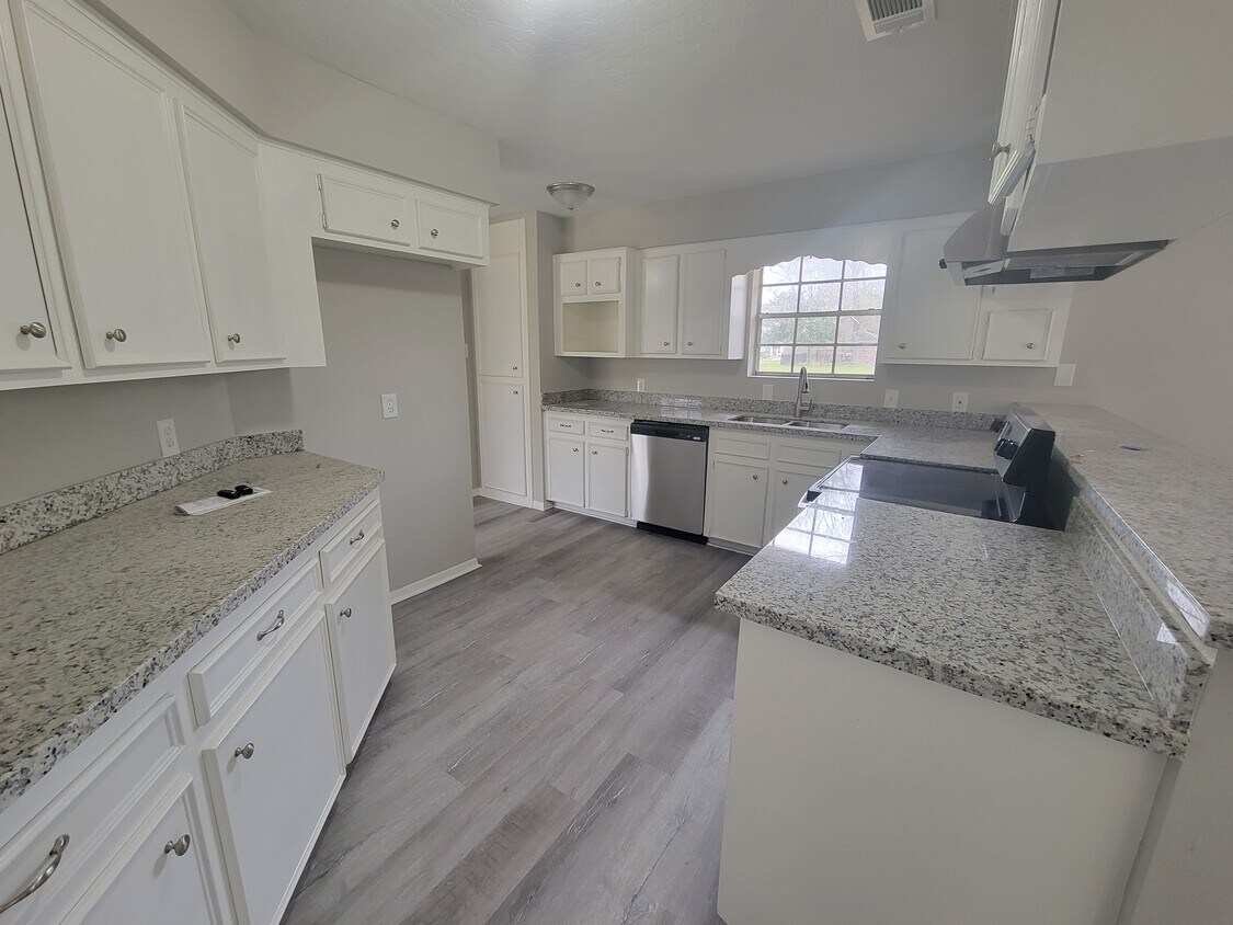 Kitchen - 25708 Parkway Dr