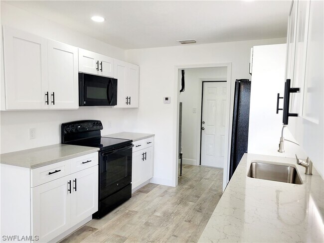 Foto del edificio - 9765-9767 Montana Ct