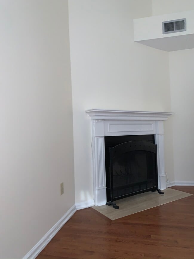 Family room - 2306 Surrey Ln