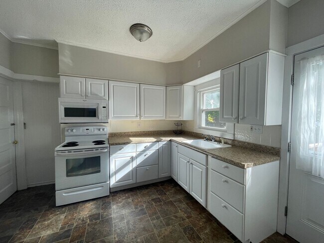 Foto del edificio - Spacious 2-story duplex unit in Pittsfield!