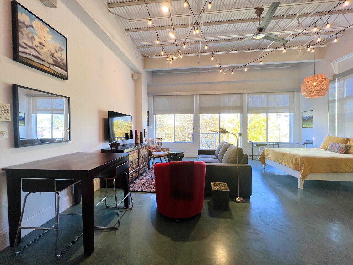 Foto principal - 2401 E 6th St