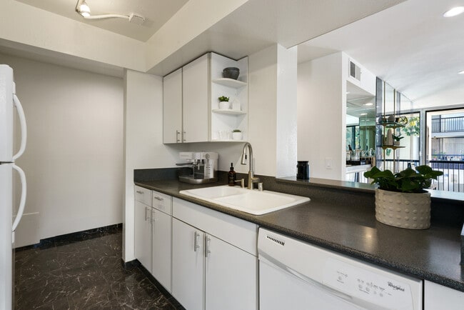 Building Photo - 906 N Doheny Dr