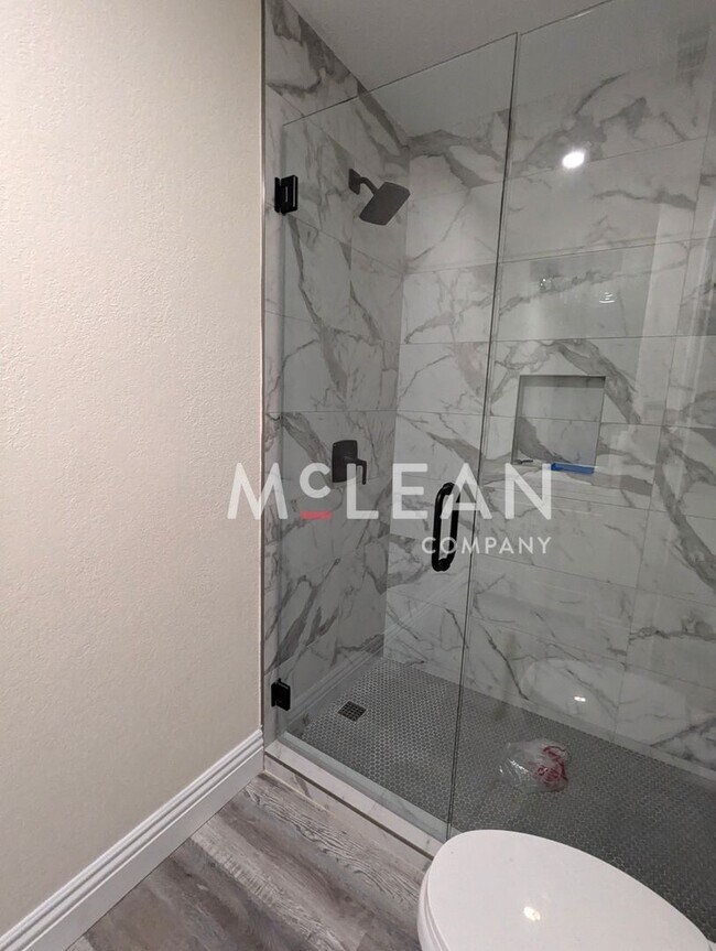 Foto del edificio - NEWLY REMODELED - One Bedroom Condo