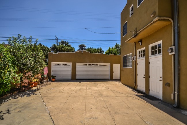 Building Photo - Victoria Park Duplex