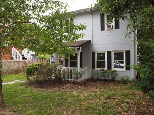 Building Photo - 306 Oak St