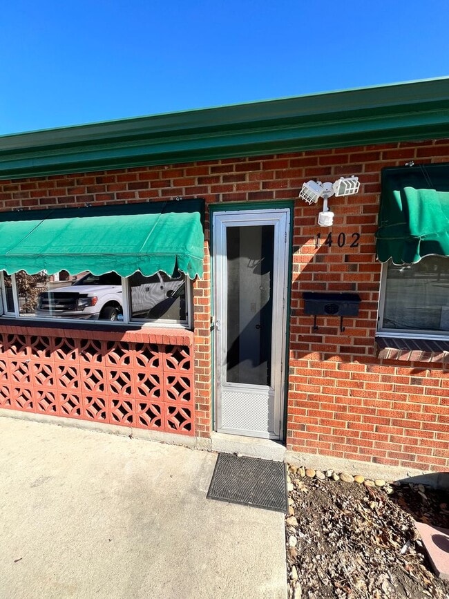Building Photo - Perfectly Located Spacious Studio Apartment