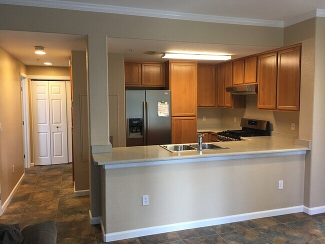 Building Photo - 5201 Laguna Oaks Dr