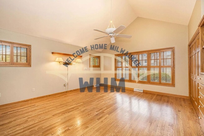 Building Photo - 5249 N Shoreland Ave