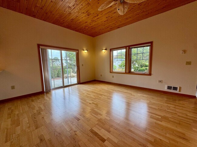 Foto del edificio - Single-Level 2BD/2BA in Face Rock Village – Bandon Beach Living Awaits