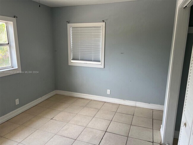 Building Photo - 405 SW 13th Pl