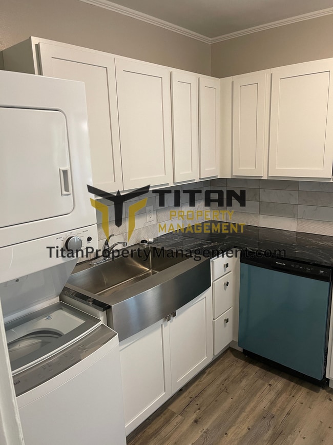 Building Photo - Charming Downtown Apartment