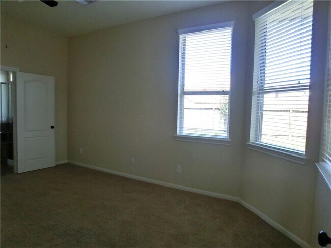Building Photo - Discover comfort and convenience in this b...