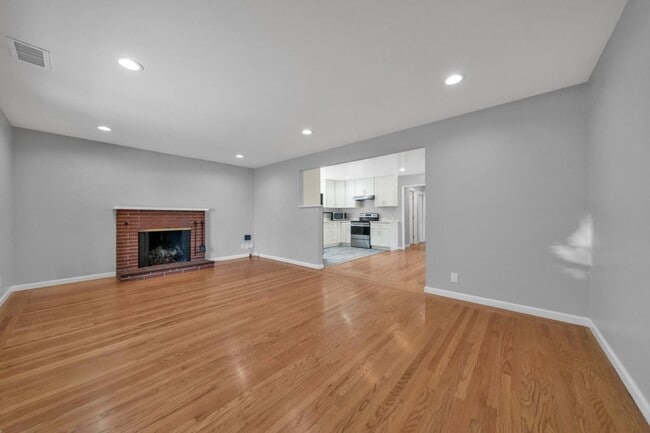 Building Photo - 248 Encina Ave