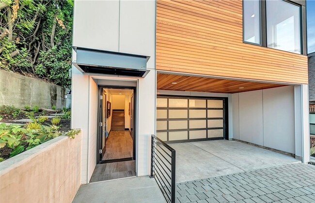 Building Photo - Stunning Modern Home with Views & Two-Car ...