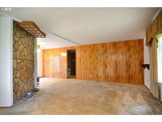 Building Photo - 3 Bedroom, 2 Bath, 1344 sf Home with Shop and Workshop in the Country!