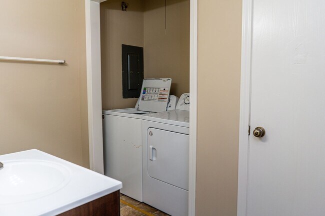 Foto del edificio - 4501-4503 Millbrook Dr.