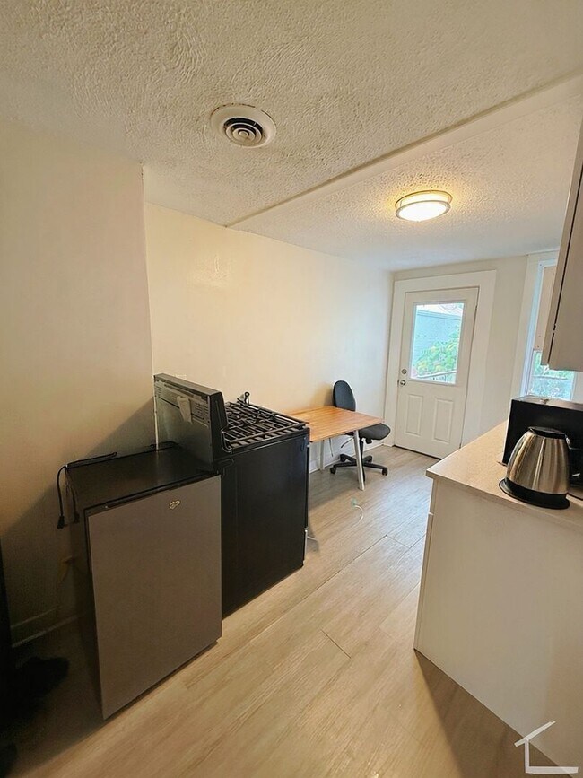 Building Photo - Desirable Apartment in Allston