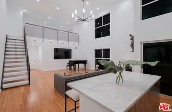 Building Photo - 7062 Hawthorn Ave